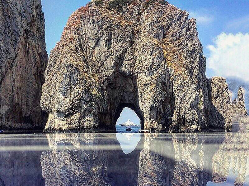 Boat tour around capri